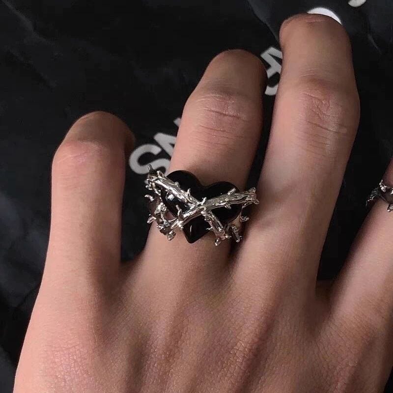 Drezden Goth Gothic Thorn Heart Ring